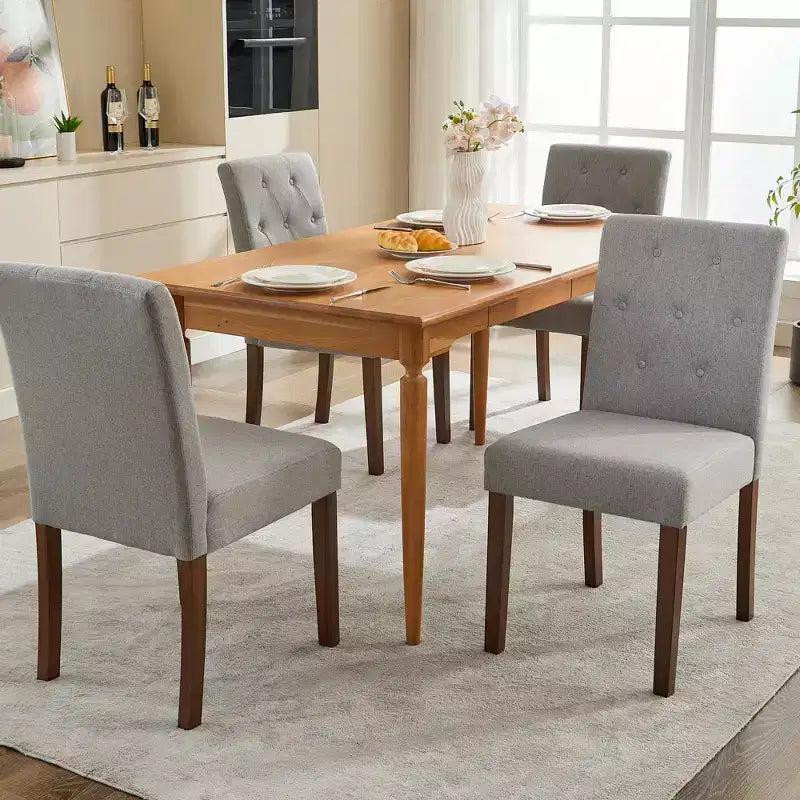 Chaise de salle à manger à piètement en bois