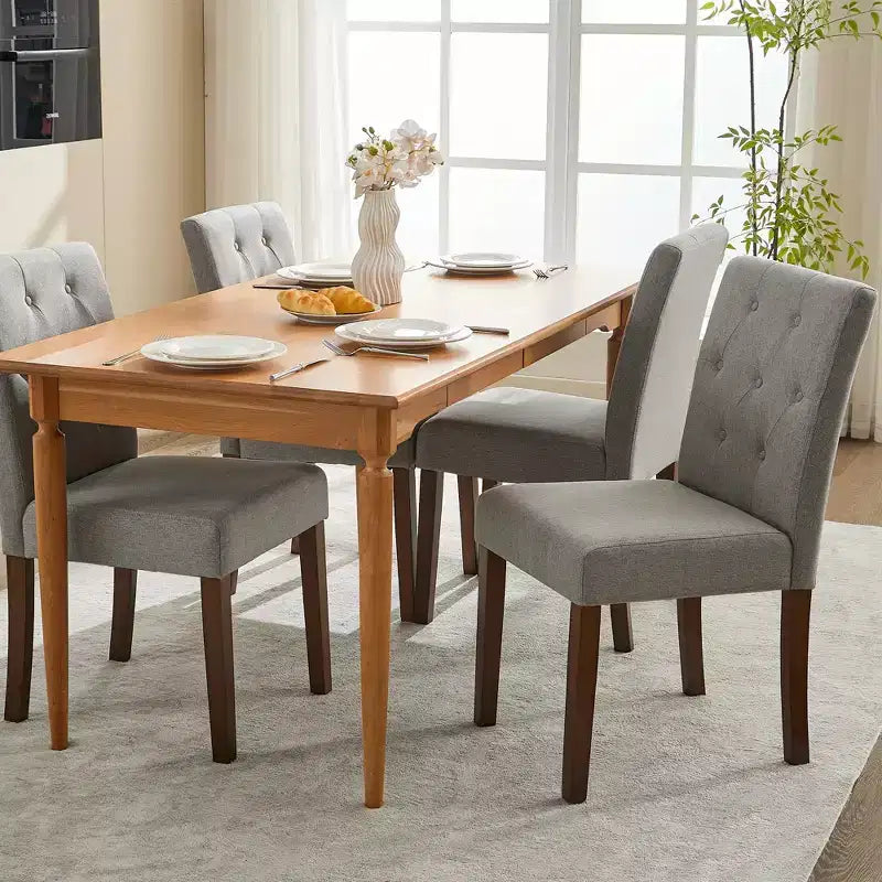 Chaise de salle à manger à piètement en bois