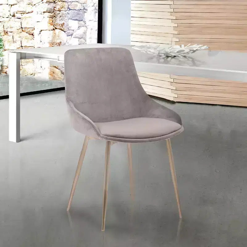 Chaise d'appoint de salle à manger Heidi en velours avec dossier haut et pieds en acier